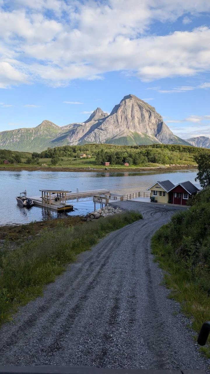 Bootssteg der Lodge am Tjongsfjord